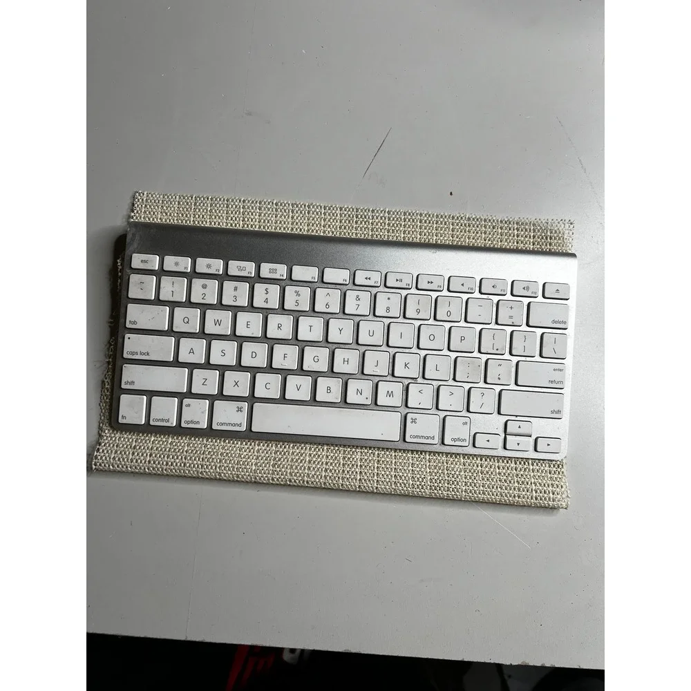 Apple Wireless Keyboard A1314 Silver Aluminum‎ Bluetooth Untested For Parts